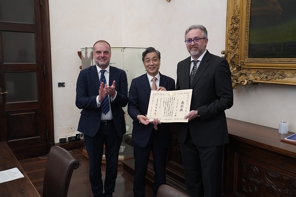 表彰状と記念撮影