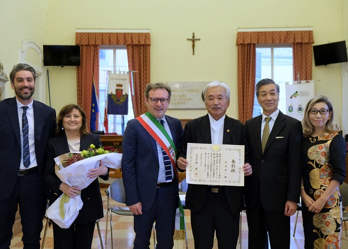 平井智一氏に対する外務大臣表彰式
