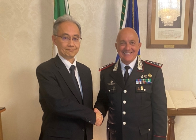 小林総領事のジーノ・ミカーレ軍警察パストレンゴ統合司令官(大将）表敬訪問