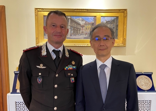 小林総領事のマヌッチ・ベニンカーザ軍警察ミラノ司令官（小将）表敬訪問
