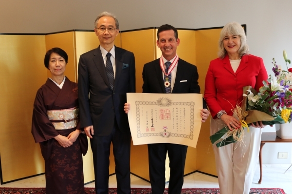 パオロ・カルヴェッティ・ベネチア・カ・フォスカリ大学教授に対する叙勲伝達式